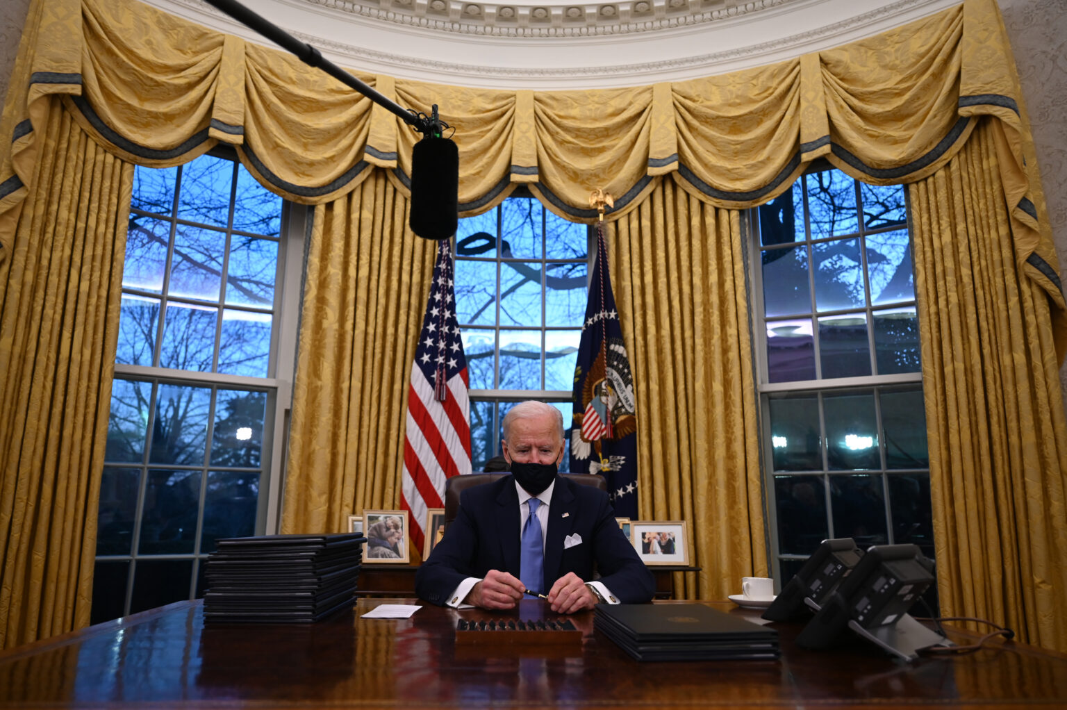 Biden firma 17 decretos en su primer día como presidente