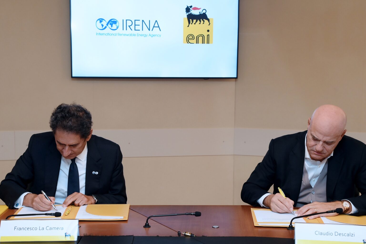 Irena y Eni firman acuerdo para impulsar transición energética Eni Irena
