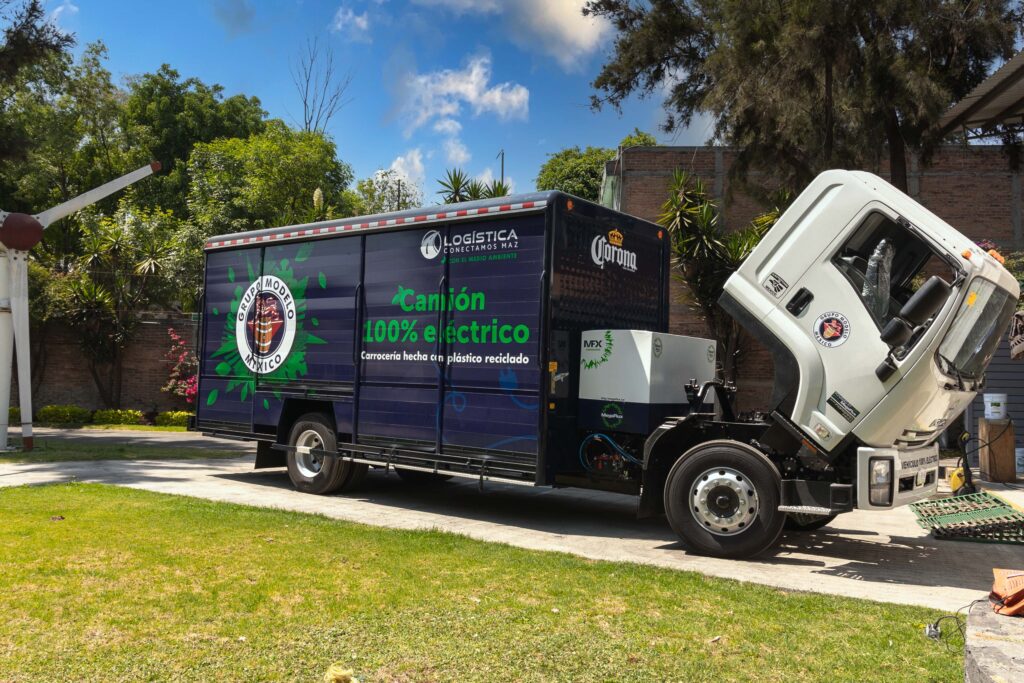 Grupo Modelo presenta camión 100% eléctrico y de plástico reutilizado -  Energía Hoy