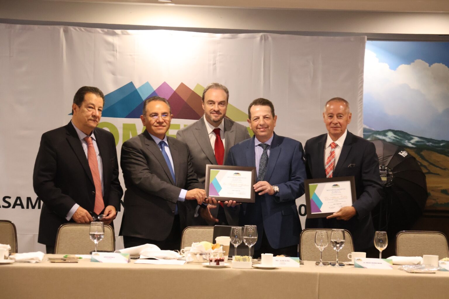 Entrega Comener reconocimietno al “Mérito Energético” al gobierno capitalino por ‘Ciudad Solar’ comener