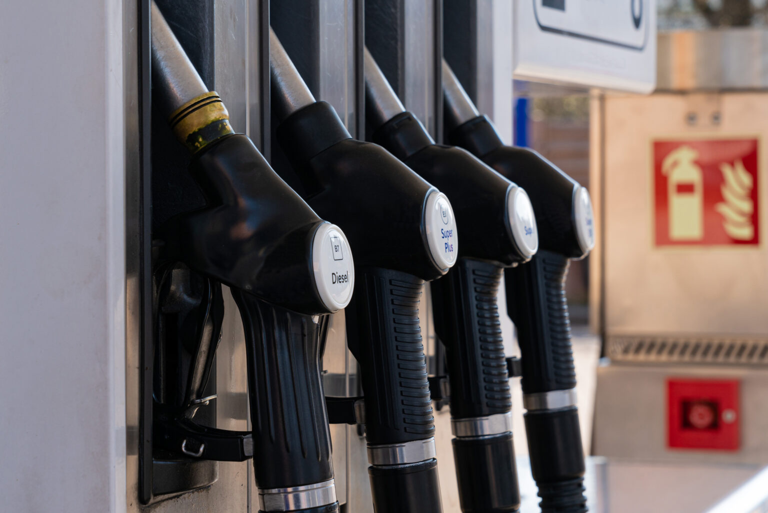 Se suman estaciones de servicio al acuerdo del tope de precios de la gasolina regular Suman