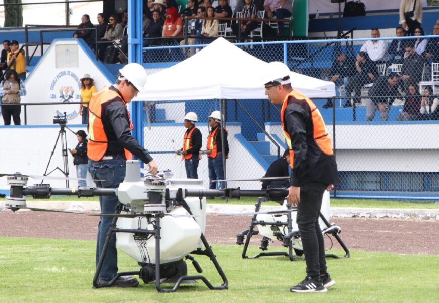 Los drones agrícolas están revolucionando el campo mexicano al reducir costos y consumo de agua, aumentando la eficiencia y productividad.