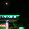 Pemex reportó retrasos, mas no desabasto, en la distribución de gasolina en CDMX y Edomex por menor disponibilidad de autotanques.