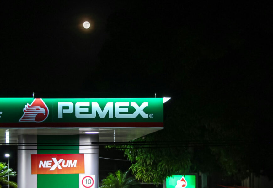 Pemex reportó retrasos, mas no desabasto, en la distribución de gasolina en CDMX y Edomex por menor disponibilidad de autotanques.