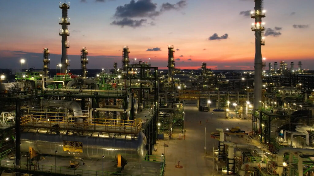 La Refinería Olmeca en Dos Bocas suspendió operaciones por un corte eléctrico; en julio procesó 9.5% menos que en junio.
