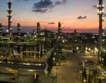 La Refinería Olmeca en Dos Bocas suspendió operaciones por un corte eléctrico; en julio procesó 9.5% menos que en junio.