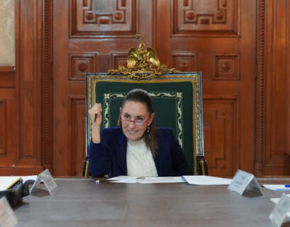 Claudia Sheinbaum aseguró que no hay desabasto de gasolina en México y que Pemex refuerza su transporte con más pipas.