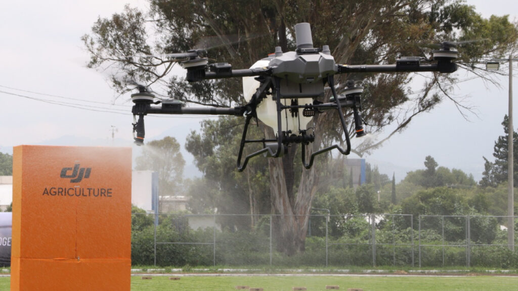 La tecnología de drones agrícolas está incentivando el regreso de jóvenes al campo mexicano, modernizando la agricultura.