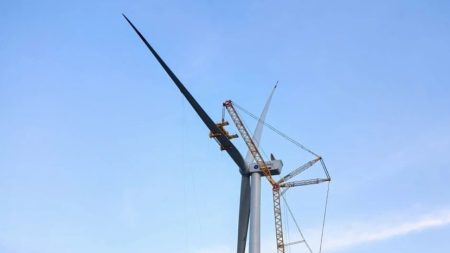 Dongfang Electric Corporation instaló en China una turbina eólica marina de 26 MW, la más grande del mundo.