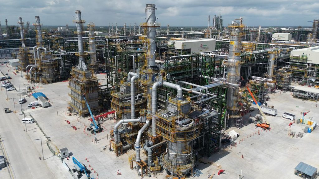 Dos Bocas registra caída en producción de combustibles en agosto La refinería de Dos Bocas redujo 34% su producción de combustibles en agosto del 2025, con caídas de 27% en gasolinas y 45% en diésel.