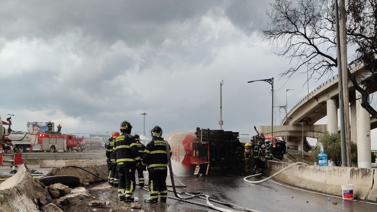 Una explosión de pipa en Iztapalapa dejó 57 heridos, 19 graves. El accidente ocurrió en el Puente de la Concordia y afectó a 18 vehículos.