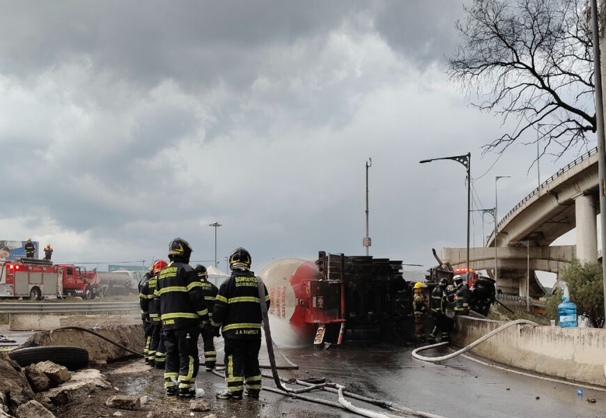 Una explosión de pipa en Iztapalapa dejó 57 heridos, 19 graves. El accidente ocurrió en el Puente de la Concordia y afectó a 18 vehículos.
