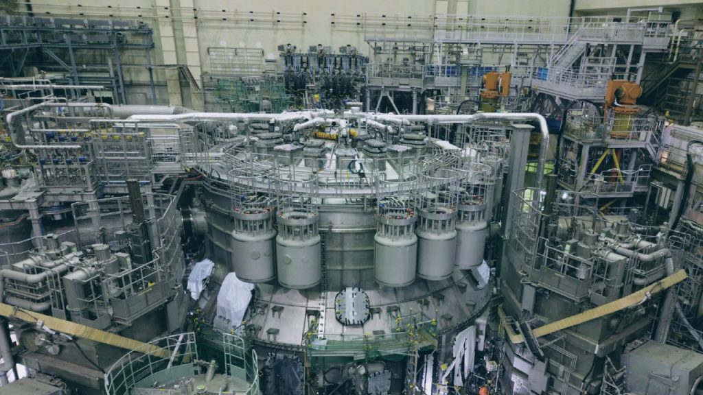 Japón y Europa avanzan con JT-60SA, reactor de apoyo a ITER para medir plasma extremo El reactor JT-60SA en Japón avanza como banco de pruebas para ITER, resolviendo retos como medir plasma a 150 millones de grados.