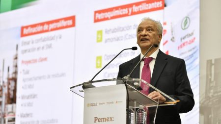 Moody’s estimó que la deuda de Pemex podría bajar a 78 mil millones de dólares en 2027, siempre que mantenga disciplina financiera.