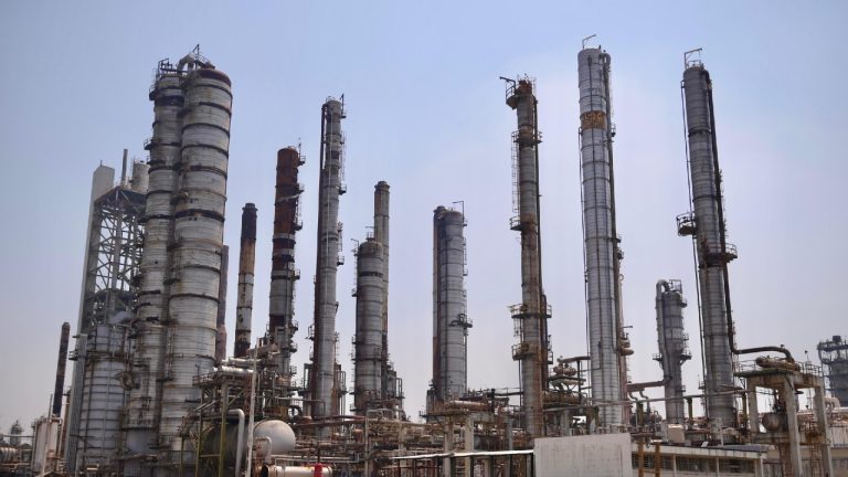 Pemex firmó los primeros 11 contratos mixtos con privados, tras la reforma energética, para sumar hasta 450 mil barriles diarios a 2033.