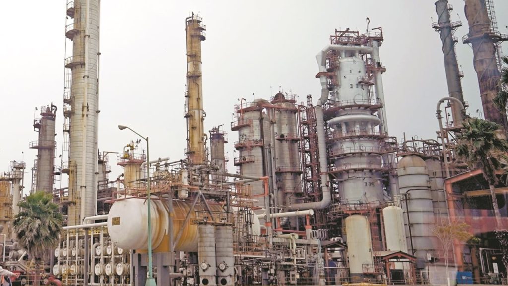 Pemex invertirá 319 mil millones de pesos para la rehabilitación de cuatro refinerías para garantizar autosuficiencia energética Pemex anunció una inversión de 319 mil mdp para rehabilitar cuatro refinerías, con el fin de aumentar la producción de combustibles.