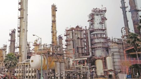Pemex anunció una inversión de 319 mil mdp para rehabilitar cuatro refinerías, con el fin de aumentar la producción de combustibles.