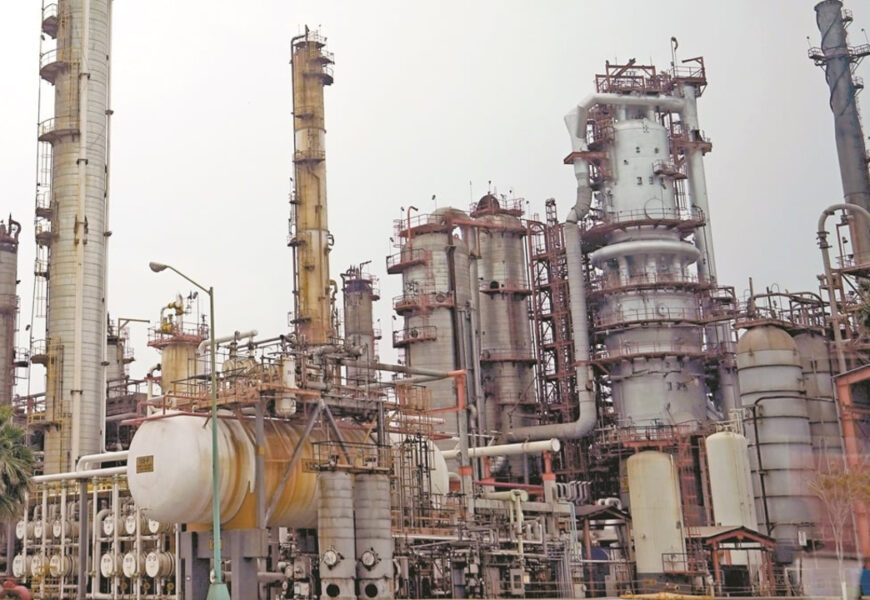 Pemex anunció una inversión de 319 mil mdp para rehabilitar cuatro refinerías, con el fin de aumentar la producción de combustibles.