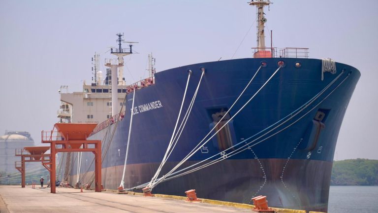 Pemex reduce 32% exportaciones de crudo en agosto 2025, tras procesar 1.05 millones de barriles diarios en sus refinerías.