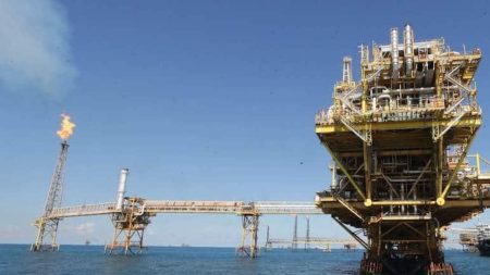 Pemex reduce exploración con solo 30 equipos de perforación, 43% menos que en 2024, debido a falta de recursos y adeudos con proveedores.