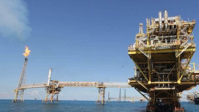 Pemex reduce exploración con solo 30 equipos de perforación, 43% menos que en 2024, debido a falta de recursos y adeudos con proveedores.