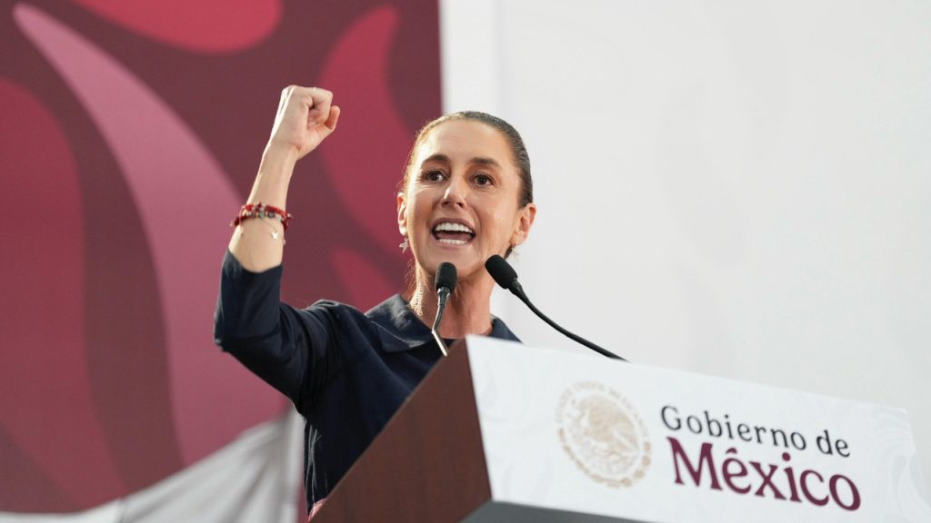 Sheinbaum entrega Paquete Económico 2026, garantiza programas sociales y descarta nuevos impuestos El Paquete Económico 2026 presentado por Sheinbaum descarta nuevos impuestos. La estrategia se centra en disciplina fiscal y recaudación.