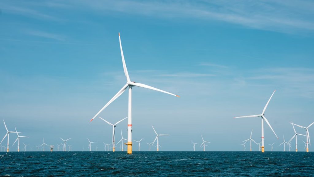 ¡Sigue apostando por combustibles fósiles! Donald Trump busca frenar dos parques eólicos de Iberdrola en Massachusetts Trump planea revocar licencias a Iberdrola para dos proyectos eólicos marinos en Massachusetts, valorados en ocho mil millones de dólares.