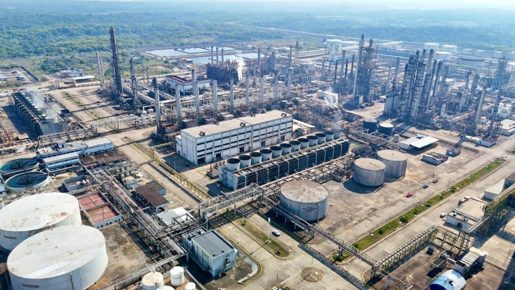 Pemex quedará libre de regulación asimétrica y ventas de primera mano desde mañana La Comisión Nacional de Energía (CNE) eliminó la regulación asimétrica y las ventas de primera mano aplicables a Pemex y sus filiales.