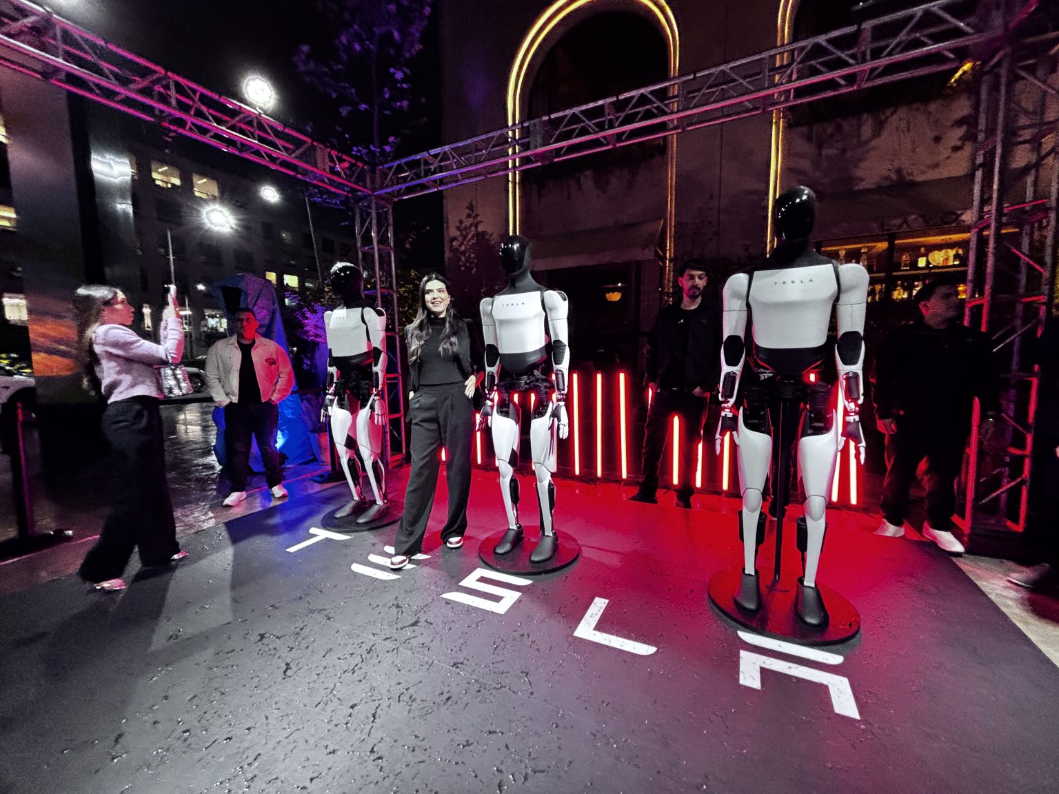 Optimus llega a México: así fue la presentación del robot humanoide de Tesla en el país