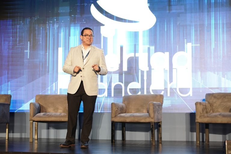 Inflación médica presiona a familias y empresas, alerta experto en la Cumbre de las 1000 Empresas