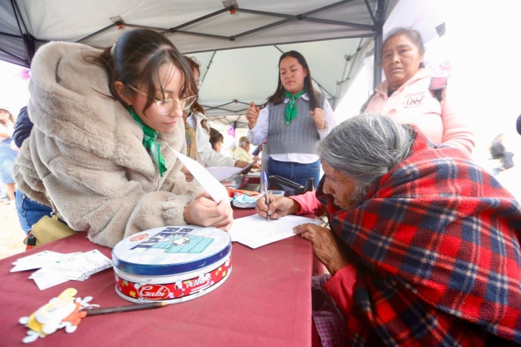 Claudia Sheinbaum entrega certificados agrarios a mujeres campesinas en Tlalpan
