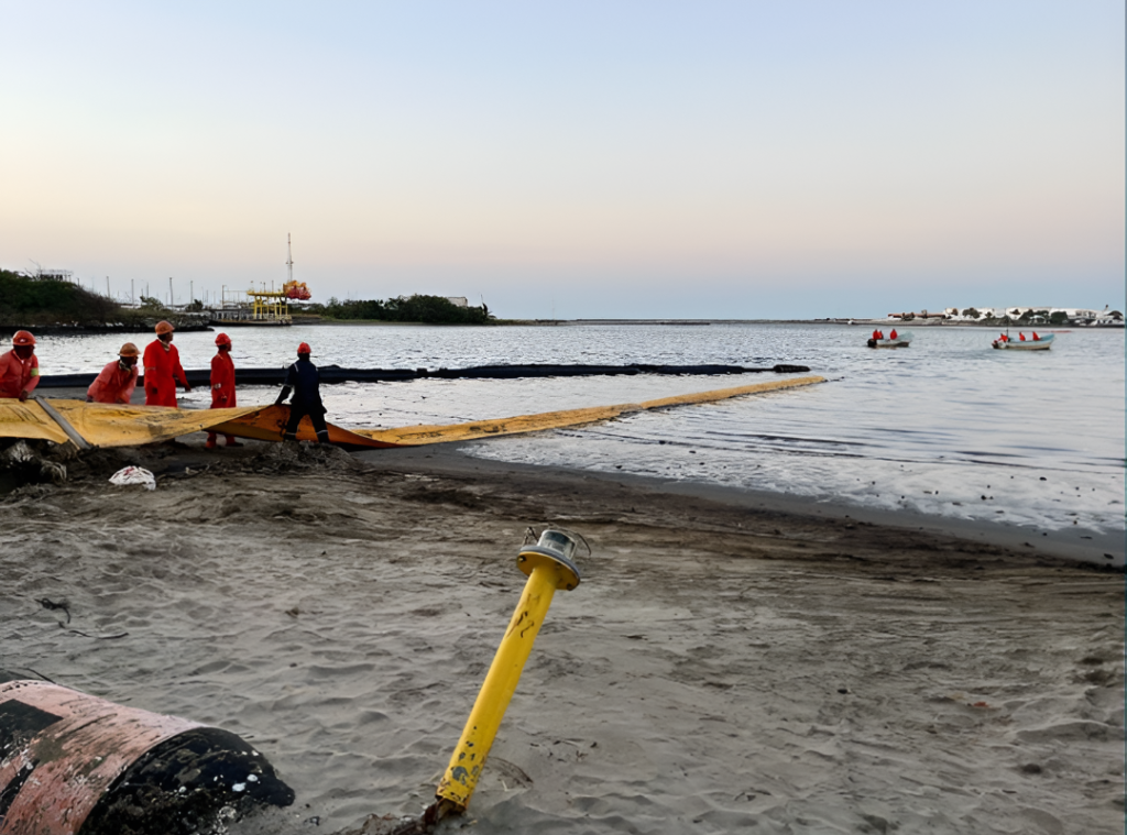 Pemex reporta avances en limpieza de hidrocarburo tras incidente mortal en Dos Bocas, Tabasco