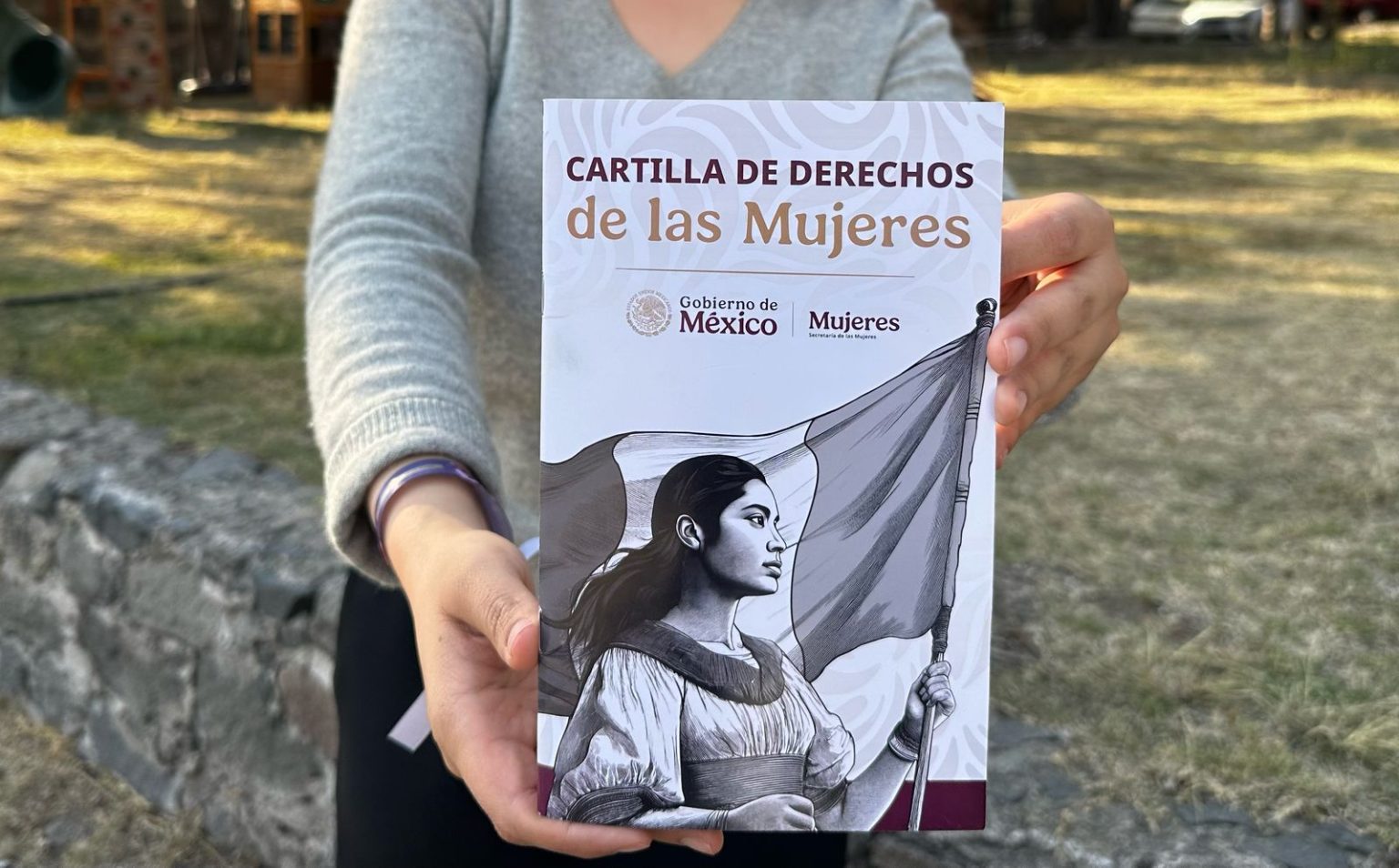 CFE impulsa difusión de la cartilla de derechos de las mujeres en hogares mexicanos