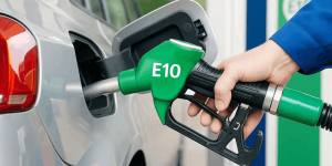 Gasolina E10 impulsa reducción inicial de emisiones ambientales